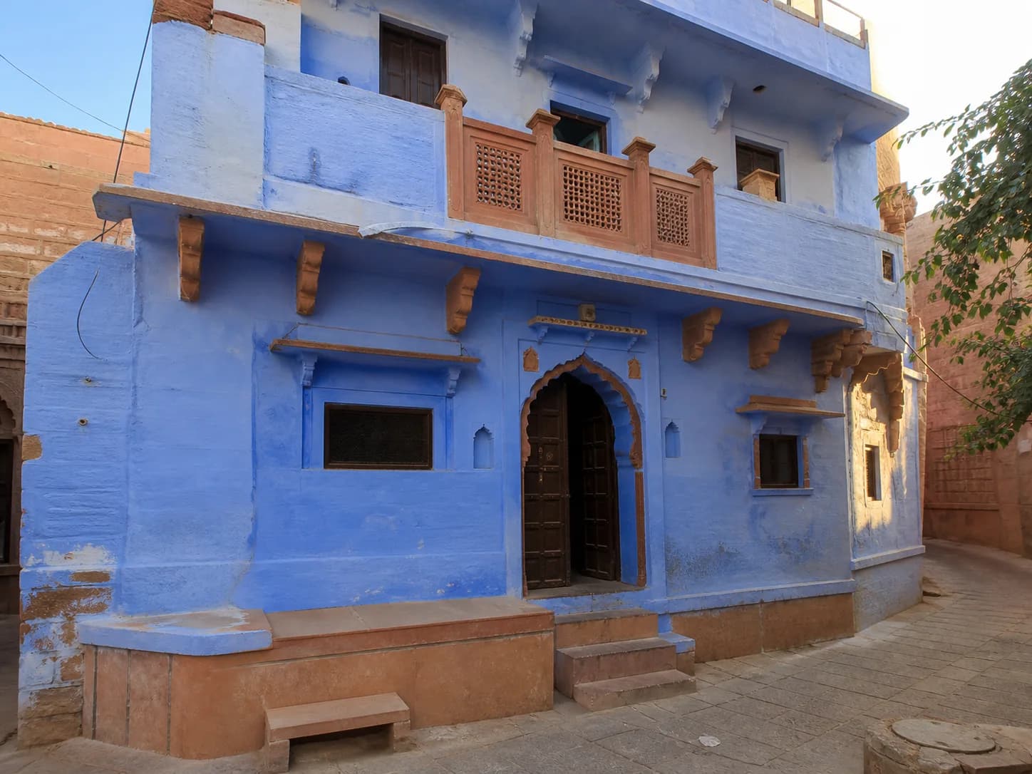 Blue Courtyard House with Terrace